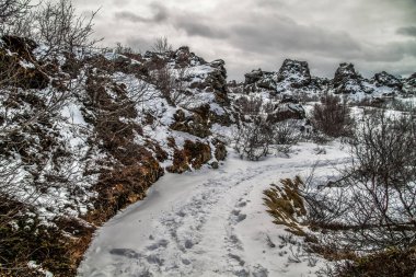Dimmuborgir, Myvatn, İzlanda doğusunda alışılmadık şekilli lav alanlarının geniş bir alanda. Myvatn alanı - İzlanda. Dimmuborgir alan çeşitli volkanik mağaralar ve kaya oluşumları, antik bir daraltılmış Kalesi anımsatan oluşur.