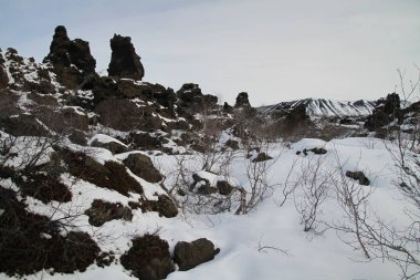 Dimmuborgir, Myvatn, İzlanda doğusunda alışılmadık şekilli lav alanlarının geniş bir alanda. Myvatn alanı - İzlanda. Dimmuborgir alan çeşitli volkanik mağaralar ve kaya oluşumları, antik bir daraltılmış Kalesi anımsatan oluşur. 