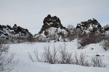Dimmuborgir, Myvatn, İzlanda doğusunda alışılmadık şekilli lav alanlarının geniş bir alanda. Myvatn alanı - İzlanda. Dimmuborgir alan çeşitli volkanik mağaralar ve kaya oluşumları, antik bir daraltılmış Kalesi anımsatan oluşur. 
