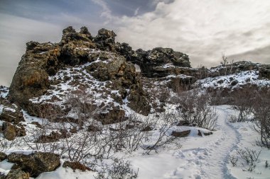 Dimmuborgir, Myvatn, İzlanda doğusunda alışılmadık şekilli lav alanlarının geniş bir alanda. Myvatn alanı - İzlanda. Dimmuborgir alan çeşitli volkanik mağaralar ve kaya oluşumları, antik bir daraltılmış Kalesi anımsatan oluşur. 