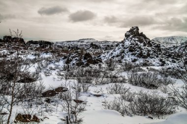 Dimmuborgir, Myvatn, İzlanda doğusunda alışılmadık şekilli lav alanlarının geniş bir alanda. Myvatn alanı - İzlanda. Dimmuborgir alan çeşitli volkanik mağaralar ve kaya oluşumları, antik bir daraltılmış Kalesi anımsatan oluşur. 