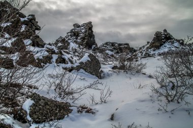 Dimmuborgir, Myvatn, İzlanda doğusunda alışılmadık şekilli lav alanlarının geniş bir alanda. Myvatn alanı - İzlanda. Dimmuborgir alan çeşitli volkanik mağaralar ve kaya oluşumları, antik bir daraltılmış Kalesi anımsatan oluşur. 