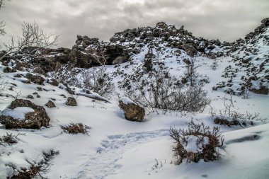 Dimmuborgir, Myvatn, İzlanda doğusunda alışılmadık şekilli lav alanlarının geniş bir alanda. Myvatn alanı - İzlanda. Dimmuborgir alan çeşitli volkanik mağaralar ve kaya oluşumları, antik bir daraltılmış Kalesi anımsatan oluşur. 