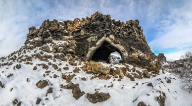 Dimmuborgir, Myvatn, İzlanda doğusunda alışılmadık şekilli lav alanlarının geniş bir alanda. Myvatn alanı - İzlanda. Dimmuborgir alan çeşitli volkanik mağaralar ve kaya oluşumları, antik bir daraltılmış Kalesi anımsatan oluşur.