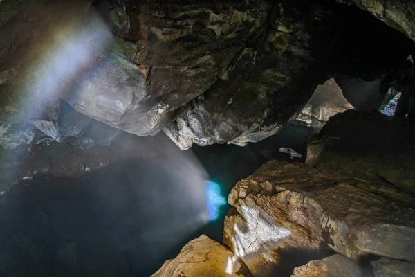 Cueva Volcánica Grjotagja Con Agua Termal Increíblemente Azul Caliente Cerca —  Fotos de Stock