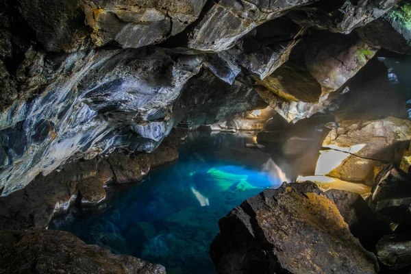 Cueva Volcánica Grjotagja Con Agua Termal Increíblemente Azul Caliente Cerca —  Fotos de Stock