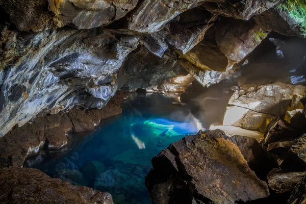 Grjotagja Caverna Vulcânica Com Uma Água Termal Incrivelmente Azul Quente — Fotografia de Stock
