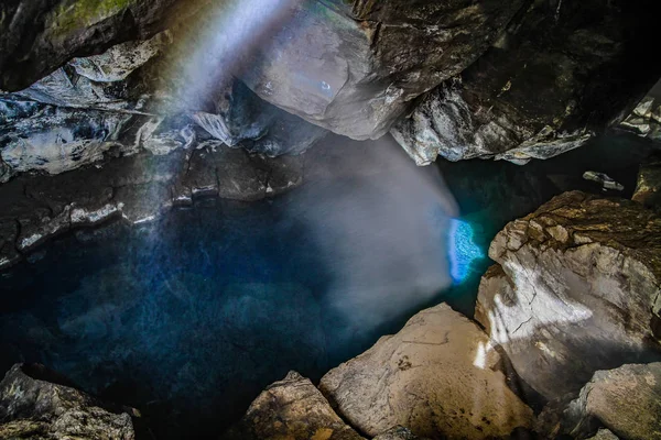 Cueva Volcánica Grjotagja Con Agua Termal Increíblemente Azul Caliente Cerca —  Fotos de Stock