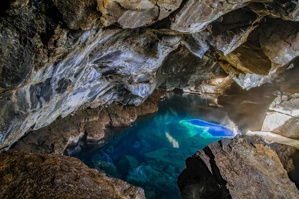 Cueva Volcánica Grjotagja Con Agua Termal Increíblemente Azul Caliente Cerca —  Fotos de Stock