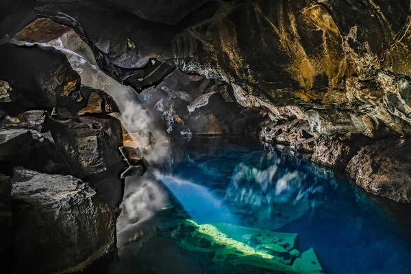 Grjotagja Caverna Vulcânica Com Uma Água Termal Incrivelmente Azul Quente — Fotografia de Stock