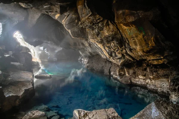 Cueva Volcánica Grjotagja Con Agua Termal Increíblemente Azul Caliente Cerca —  Fotos de Stock