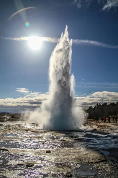 Гейсир Сдерживается Исландии Гейзер Строккур Извергающийся Геотермальной Зоне Хаукадалура Являющейся — стоковое фото