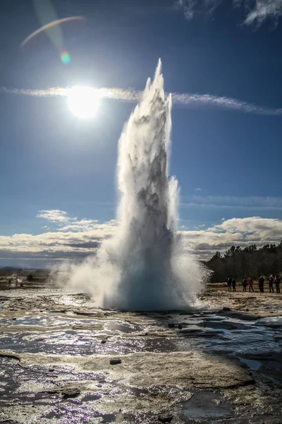 Geysir Destrict 在冰岛 Strokkur 间歇泉爆发在 Haukadalur 地热区 部分的黄金循环路线 在冰岛 Strokkur — 图库照片