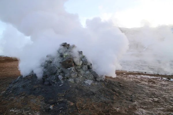 アイスランドのミーバトン湖とアクレイリ付近の北 Hverir で地熱地帯 北東アイスランド 泥ポットが沸騰 地面が色とりどりと割れた アイスランドのミーバトン湖近くの北で Hverarondor Hverir 地熱地域 — ストック写真