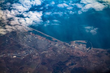 İzlanda'daki havadan görünümü. Havadan görünümü şaşırtıcı İzlanda manzara, buzul desenleri, dağlar, nehirler ve şekiller. Güzel doğal zemin. Gökten gelen İzlanda.