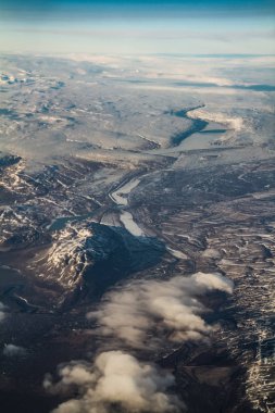 İzlanda'daki havadan görünümü. Havadan görünümü şaşırtıcı İzlanda manzara, buzul desenleri, dağlar, nehirler ve şekiller. Güzel doğal zemin. Gökten gelen İzlanda.