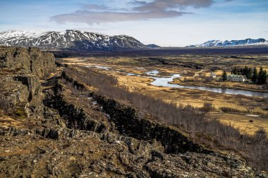 İzlanda'daki Thingvellir Milli Parkı. ingvellir veya Thingvellir Milli Parkı İzlanda, tarihsel, kültürel bir site ve jeolojik önemi olduğunu. Burada bulunan Kuzey Amerika ve Avrasya kıtasal levha arasında Silfra fissür.