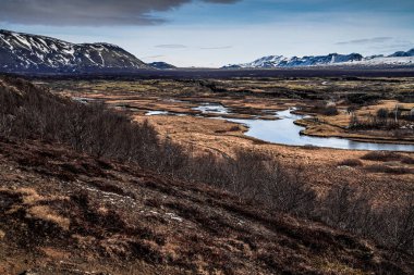 İzlanda'daki Thingvellir Milli Parkı. ingvellir veya Thingvellir Milli Parkı İzlanda, tarihsel, kültürel bir site ve jeolojik önemi olduğunu. Burada bulunan Kuzey Amerika ve Avrasya kıtasal levha arasında Silfra fissür.
