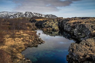 İzlanda'daki Thingvellir Milli Parkı. ingvellir veya Thingvellir Milli Parkı İzlanda, tarihsel, kültürel bir site ve jeolojik önemi olduğunu. Burada bulunan Kuzey Amerika ve Avrasya kıtasal levha arasında Silfra fissür.