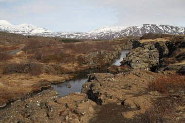 İzlanda'daki Thingvellir Milli Parkı. ingvellir veya Thingvellir Milli Parkı İzlanda, tarihsel, kültürel bir site ve jeolojik önemi olduğunu. Burada bulunan Kuzey Amerika ve Avrasya kıtasal levha arasında Silfra fissür.