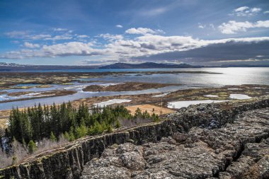 İzlanda'daki Thingvellir Milli Parkı. ingvellir veya Thingvellir Milli Parkı İzlanda, tarihsel, kültürel bir site ve jeolojik önemi olduğunu. Burada bulunan Kuzey Amerika ve Avrasya kıtasal levha arasında Silfra fissür.