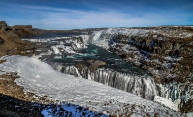 Gullfoss şelale görünümü ve kış peyzaj resim kış sezonu. Gullfoss Kanyonu İzlanda ve turistik merkezlere İzlanda Hvita Nehri'nin en popüler şelaleler biridir.