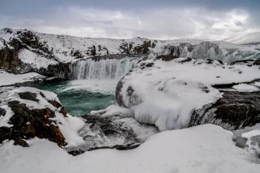Godafoss, İzlanda'daki en ünlü şelaleler biri. Godafoss kar ve buz kaplı. Godafoss veya 
