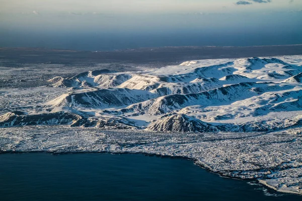 アイスランドの空撮 素晴らしいアイスランドの風景 氷河パターン 川と形状の空撮 美しい自然を背景 アイスランドの空から — ストック写真