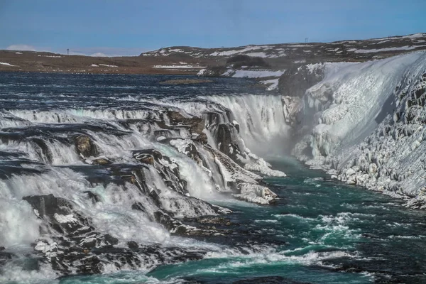 グトルフォスの滝ビューと冬風景画像冬の季節に グトルフォスはアイスランドの Hvita 川の峡谷にアイスランド 観光名所で最も人気のある滝の一つ — ストック写真