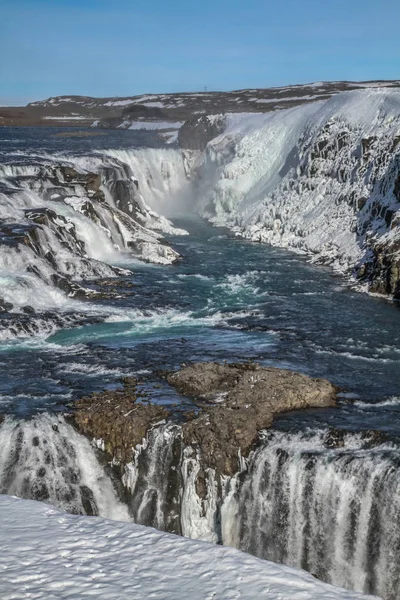 グトルフォスの滝ビューと冬風景画像冬の季節に グトルフォスはアイスランドの Hvita 川の峡谷にアイスランド 観光名所で最も人気のある滝の一つ — ストック写真