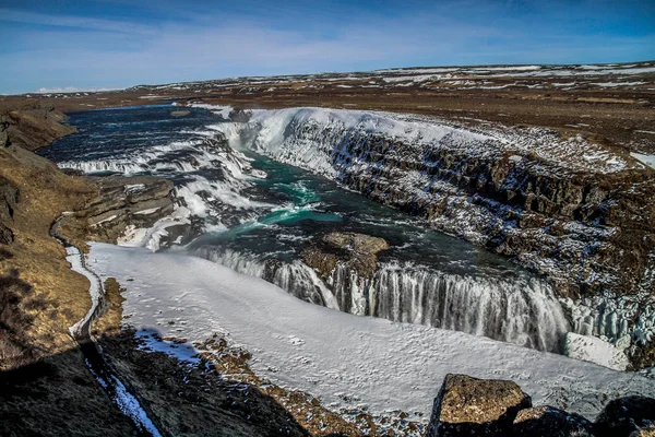 グトルフォスの滝ビューと冬風景画像冬の季節に グトルフォスはアイスランドの Hvita 川の峡谷にアイスランド 観光名所で最も人気のある滝の一つ — ストック写真