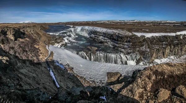 グトルフォスの滝ビューと冬風景画像冬の季節に グトルフォスはアイスランドの Hvita 川の峡谷にアイスランド 観光名所で最も人気のある滝の一つ — ストック写真