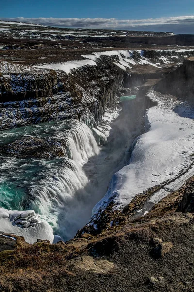 グトルフォスの滝ビューと冬風景画像冬の季節に グトルフォスはアイスランドの Hvita 川の峡谷にアイスランド 観光名所で最も人気のある滝の一つ — ストック写真