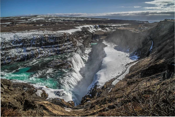 グトルフォスの滝ビューと冬風景画像冬の季節に グトルフォスはアイスランドの Hvita 川の峡谷にアイスランド 観光名所で最も人気のある滝の一つ — ストック写真