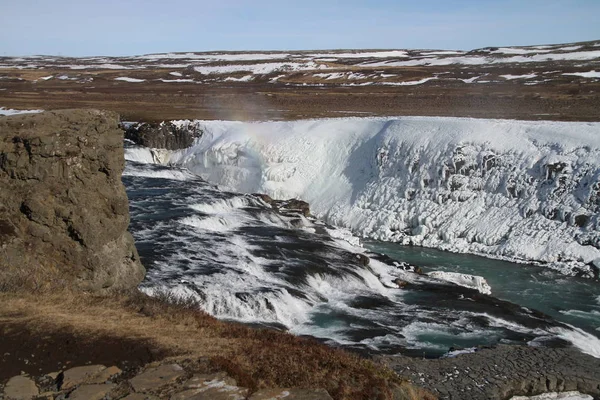 グトルフォスの滝ビューと冬風景画像冬の季節に グトルフォスはアイスランドの Hvita 川の峡谷にアイスランド 観光名所で最も人気のある滝の一つ — ストック写真