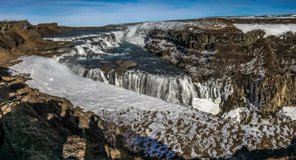 グトルフォスの滝ビューと冬風景画像冬の季節に グトルフォスはアイスランドの Hvita 川の峡谷にアイスランド 観光名所で最も人気のある滝の一つ — ストック写真