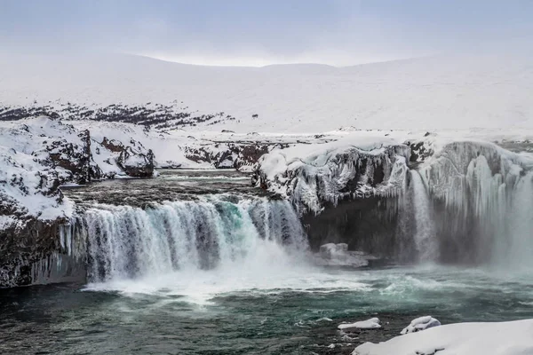 Godafoss Einer Der Berühmtesten Wasserfälle Islands Godafoss Bedeckt Mit Schnee — Stockfoto
