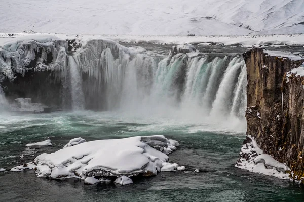 Godafoss 冰岛最著名的瀑布之一 Godafoss 覆盖在雪地和冰上 Godafoss 神的瀑布 冰岛最美丽的瀑布在冬季之一 — 图库照片