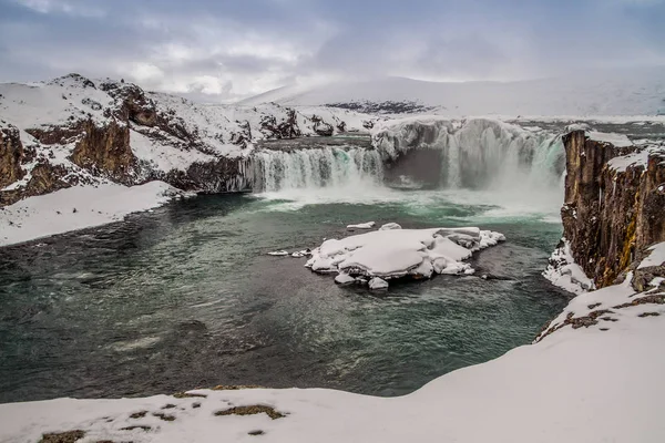 Godafoss アイスランドで最も有名な滝の一つ Godafoss 雪と氷で覆われています Godafoss または滝の神々 冬のアイスランドの最も美しい滝の一つ — ストック写真