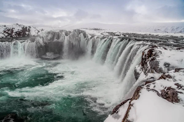 Godafoss 冰岛最著名的瀑布之一 Godafoss 覆盖在雪地和冰上 Godafoss 神的瀑布 冰岛最美丽的瀑布在冬季之一 — 图库照片