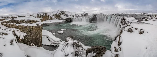 Godafoss 冰岛最著名的瀑布之一 Godafoss 覆盖在雪地和冰上 Godafoss 神的瀑布 冰岛最美丽的瀑布在冬季之一 — 图库照片