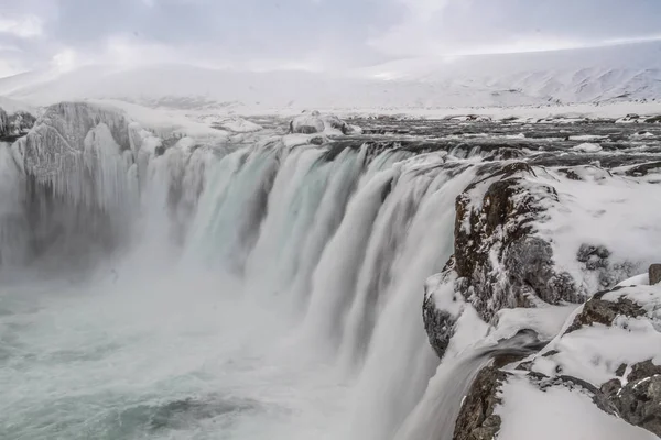 Godafoss 冰岛最著名的瀑布之一 Godafoss 覆盖在雪地和冰上 Godafoss 神的瀑布 冰岛最美丽的瀑布在冬季之一 — 图库照片
