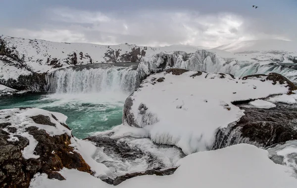 Godafoss アイスランドで最も有名な滝の一つ Godafoss 雪と氷で覆われています Godafoss または滝の神々 冬のアイスランドの最も美しい滝の一つ — ストック写真