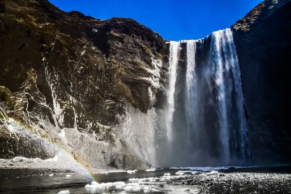 Skogafoss 瀑布在冰岛 冰岛南部冰岛自然景观的著名旅游胜地和地标目的地 冬季瀑布上的彩虹 — 图库照片
