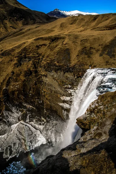Skogafoss 瀑布在冰岛 冰岛南部冰岛自然景观的著名旅游胜地和地标目的地 冬季瀑布上的彩虹 — 图库照片