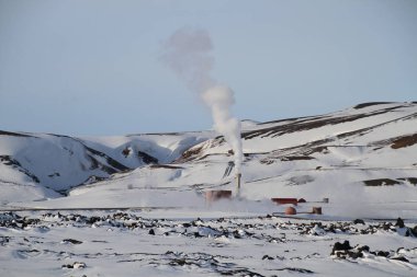 İzlanda'daki Krafla santral jeotermal güç istasyonu. Ekolojik temiz yenilenebilir enerji üretimi. Jeotermal kaynaklar ve jeotermal enerji santrali peyzaj.