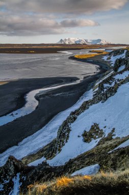 Hvitserkur cüce kaya, Kuzey-Batı İzlanda kıyıdan bulunan yüksek bazalt yığını. Yığın bir ejderha veya fil içme deniz suyu Vatnsnes yarımadasında görünümündedir. Yapım ve güzel manzara.