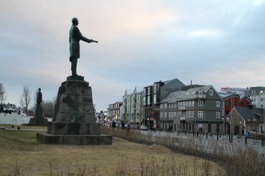Reykjavik İzlanda'nın başkenti. Reykjavik'in orta kesiminde sokaklar ve eski binalar. Reykjavik'teki Hallgrimskirkja Kilisesi.
