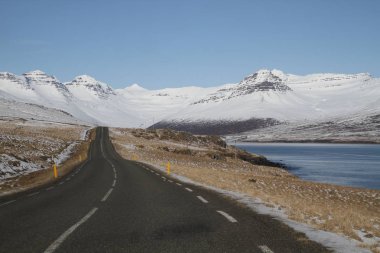 İzlanda'daki yol. Peyzaj ve yol kışın, İzlanda, ülke yolculuğa. İzlanda'daki güzel doğa. Epik ve görkemli landsacapes. Rota bir numaralı (çevre yolu)