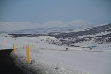 İzlanda'daki yol. Peyzaj ve yol kışın, İzlanda, ülke yolculuğa. İzlanda'daki güzel doğa. Epik ve görkemli landsacapes. Rota bir numaralı (çevre yolu).